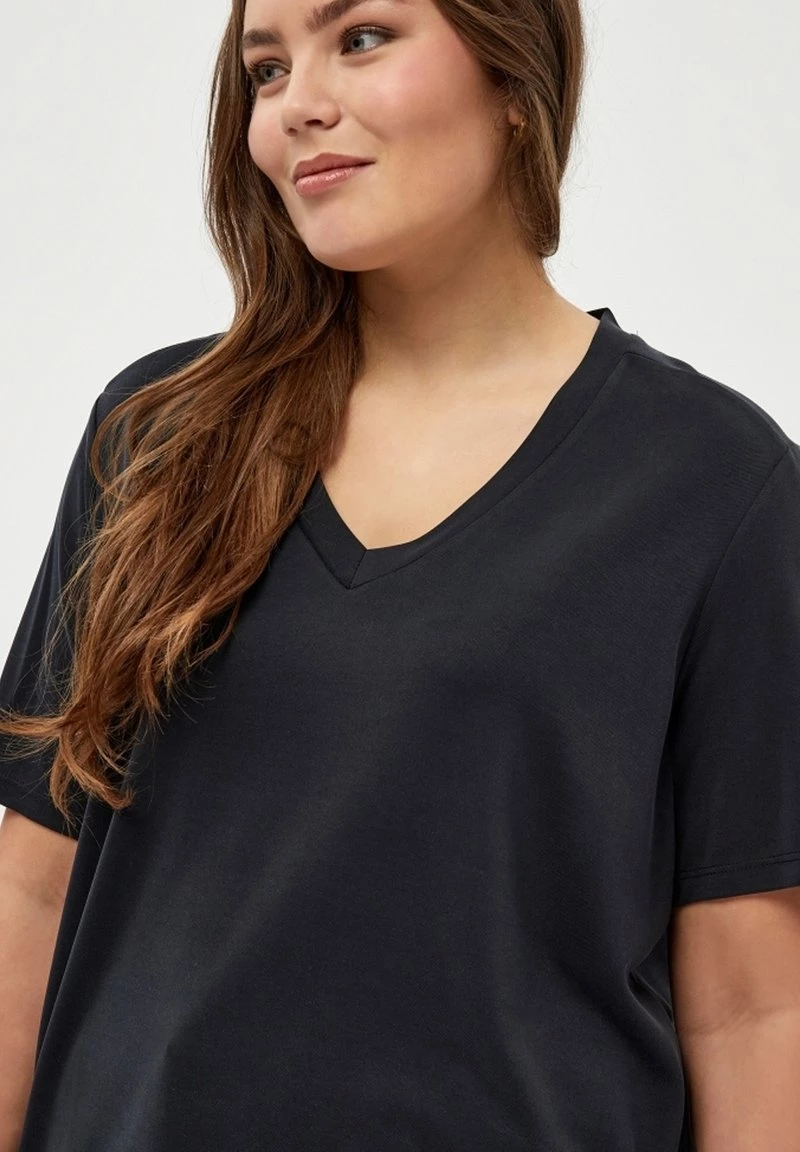 PEPPERCORN PHILINA CURVE T Shirt Basique Black Femme 4 PEPPERCORN PHILINA CURVE T Shirt Basique Black Femme – Image 4