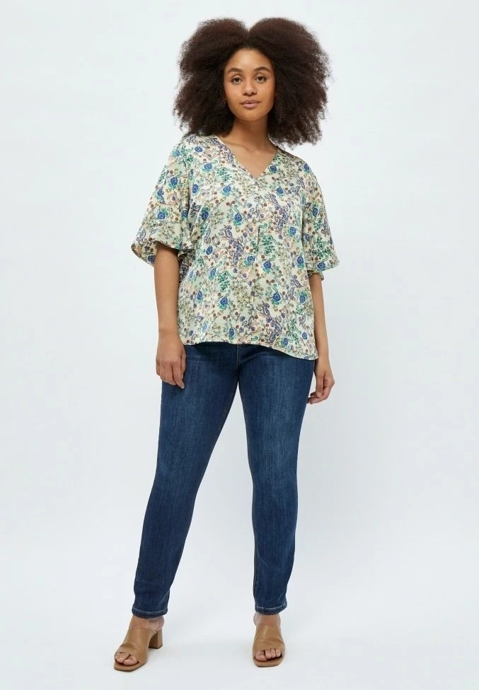 PEPPERCORN ELYSE V NECK CURVE Blouse Nebulas Blue Pr Femme 2 PEPPERCORN ELYSE V NECK CURVE Blouse Nebulas Blue Pr Femme – Image 2