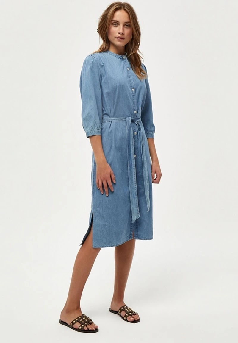 PEPPERCORN DELARA Robe En Jean Light Blue Wash Femme 2 PEPPERCORN DELARA Robe En Jean Light Blue Wash Femme – Image 2