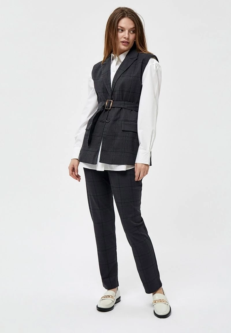 PEPPERCORN ALISSA Veste Sans Manches Black Femme 2 PEPPERCORN ALISSA Veste Sans Manches Black Femme – Image 2