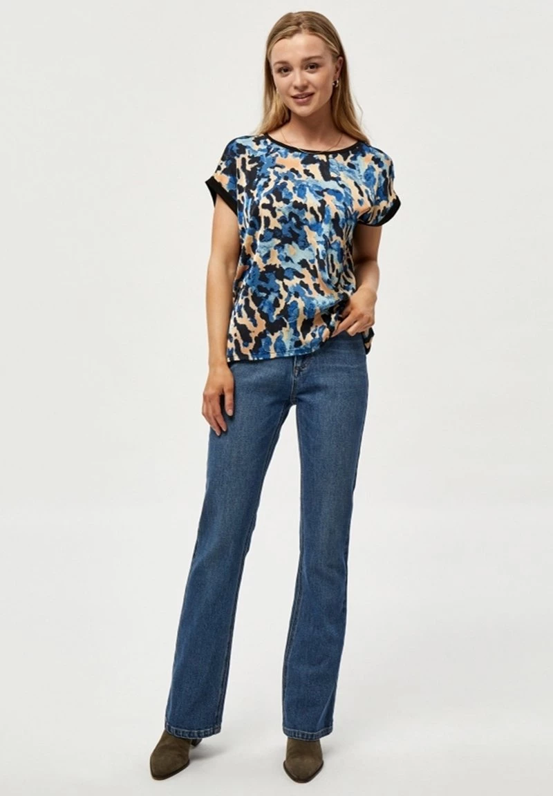 PEPPERCORN T Shirt Imprimé Daphne Blue Pr Femme 2 PEPPERCORN T Shirt Imprimé Daphne Blue Pr Femme – Image 2