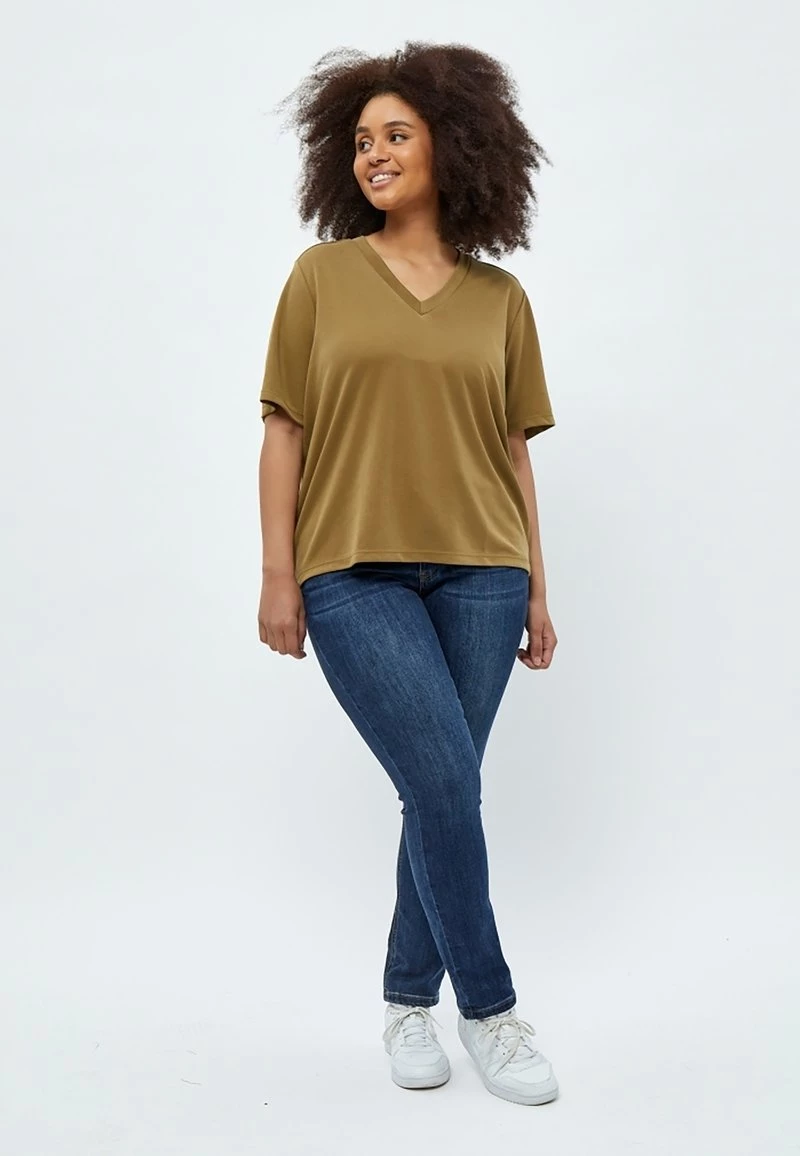 PEPPERCORN PHILINA CURVE T Shirt Basique Ermine Brown Femme 2 PEPPERCORN PHILINA CURVE T Shirt Basique Ermine Brown Femme – Image 2