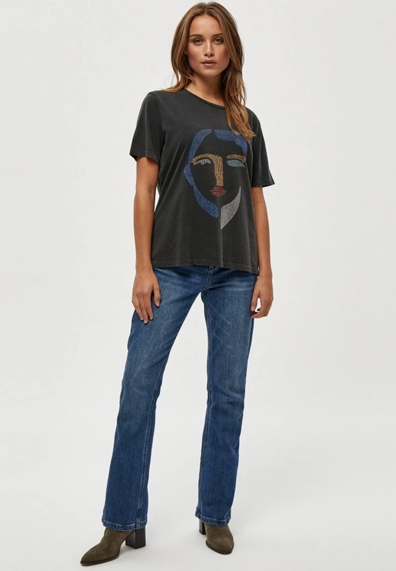 PEPPERCORN JORIE T Shirt Imprimé Black Femme 2 PEPPERCORN JORIE T Shirt Imprimé Black Femme – Image 2