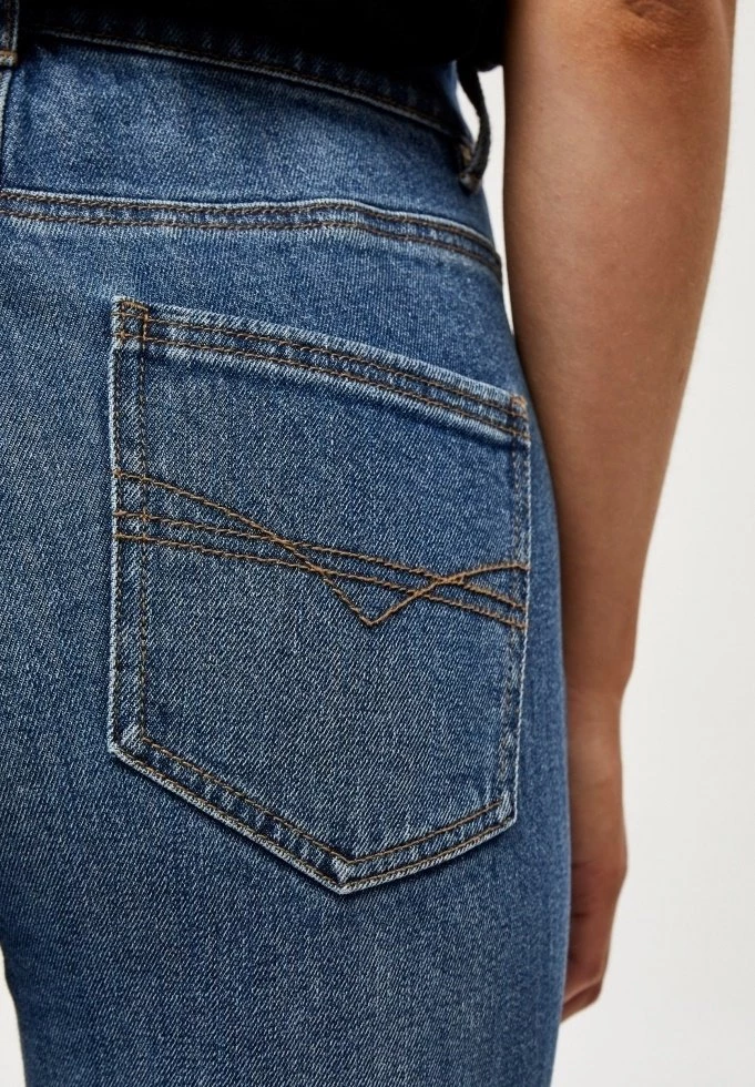 PEPPERCORN Femme LINDA Jean Flare Mid Blue Denim 4 PEPPERCORN Femme LINDA Jean Flare Mid Blue Denim – Image 4