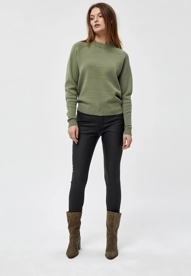 PEPPERCORN ROSALIA Pullover Oil Green Femme 2 PEPPERCORN ROSALIA Pullover Oil Green Femme – Image 2